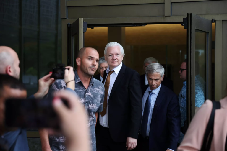 Julian Assange Regresa a Australia Tras Acuerdo con Estados Unidos, Se Considera Libre